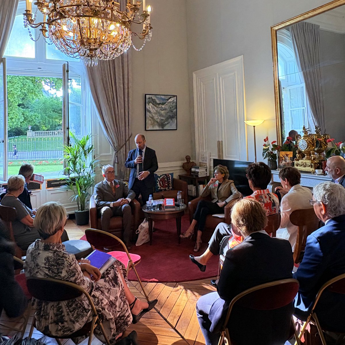 📕 Ce matin, échanges avec les journalistes Bruna Basini et Pierre-Henri de Menthon autour de leur ouvrage "Tout est son contraire" aux éditions Buchet Chastel, une analyse des grandes controverses économiques d’aujourd’hui.