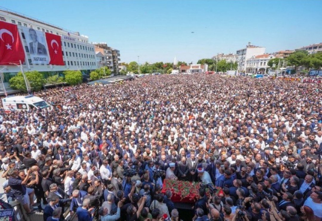 Bu bir belediye başkanının cenaze töreni... Sevgi boş yere elde edilmiyor... Ruhu şâd olsun...