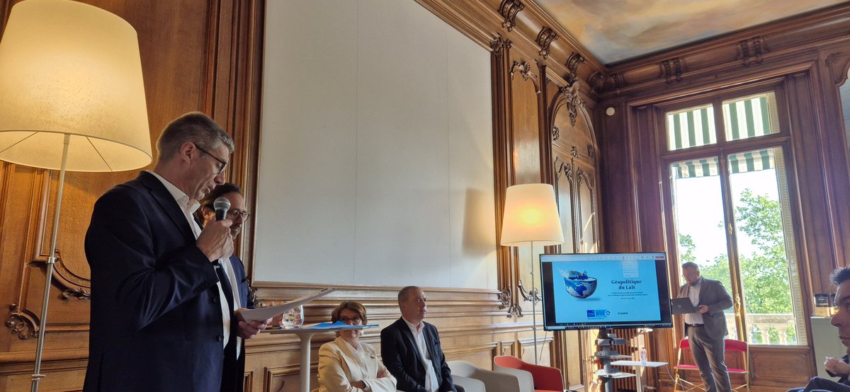jmseronie's tweet image. Ce matin petit déjeuner @cniel @FNIL75 @ReseauFnpl @FNSEA géopolitique du lait
La ministre reprend les évolutions législatives et réglementaires , les aides , le nutiscore .... En ouverture d une table ronde qui devrait elle s intéresser au monde et ouvrir des perspectives !