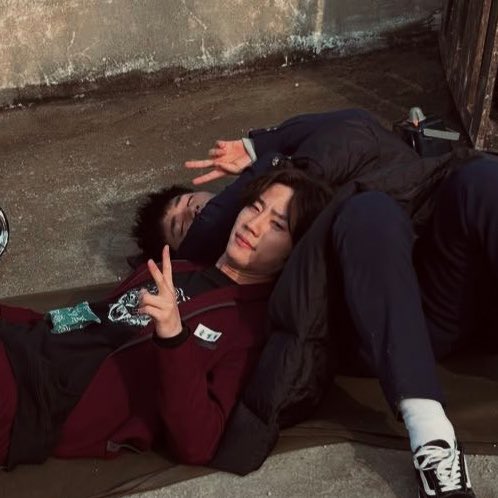 chcyluvr's tweet photo. short #seongtak au where a familiar face comes to the rescue 

[#whc2] https://t.co/wv7GxBokdc