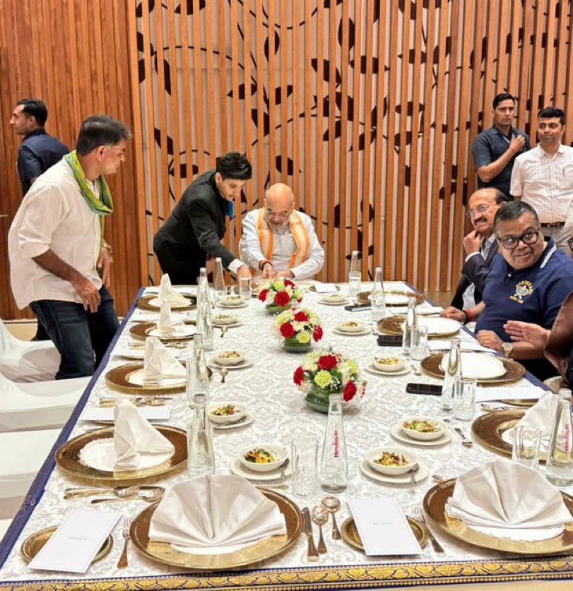 व्हाट्सएप यूनिवर्सिटी के प्रोफेसर शाह ने बिहार चुनाव के मद्देनजर पत्रकारों और बड़े यूट्यूबरो को डिनर पर बुलाया 

अब लल्लनटॉप, शुभंकर मिश्रा जैसे लोग बिहार में बीजेपी का एजेंडा सेट करेंगे