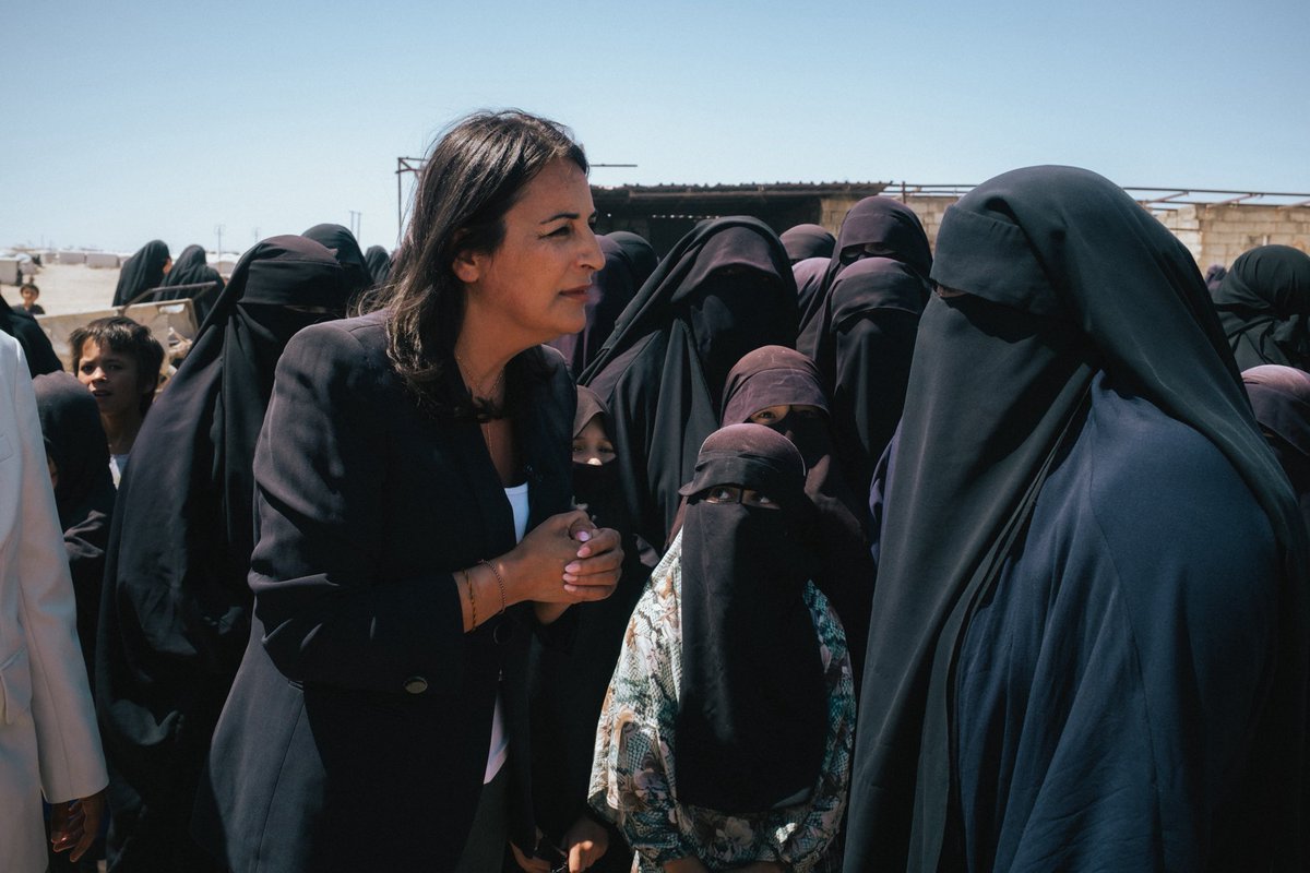 Al Hol. Das gefährlichste Camp der Welt. Aufgeteilt in drei Sektionen. In einem Teil sind die irakischen IS Anhänger. In dem anderen die syrischen IS Anhänger. Aber diejenigen, von denen die größte Gefahr ausgeht kommen aus #Europa und haben sich weltweit dem Kalifat