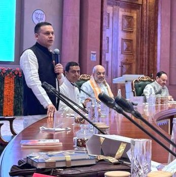 वाट्सअप यूनिवर्सिटी के सबसे ज्ञानी प्रोफेसर की क्लास चल रही है.

नीचे विद्यार्थी सौरभ द्विवेदी, शुभांकर मिश्रा, ज्ञानेश्वर पांडेय इत्यादि बैठे हैं.