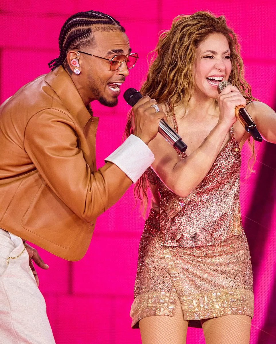 HACIENDO HISTORIA 🇨🇴🎤🔥

La colombiana #Shakira arrasa en Miami con dos noches épicas y 90 mil asistentes.
Shakira hace historia este fin de semana en Miami con dos noches completamente SOLD OUT ante más de 90 mil personas.