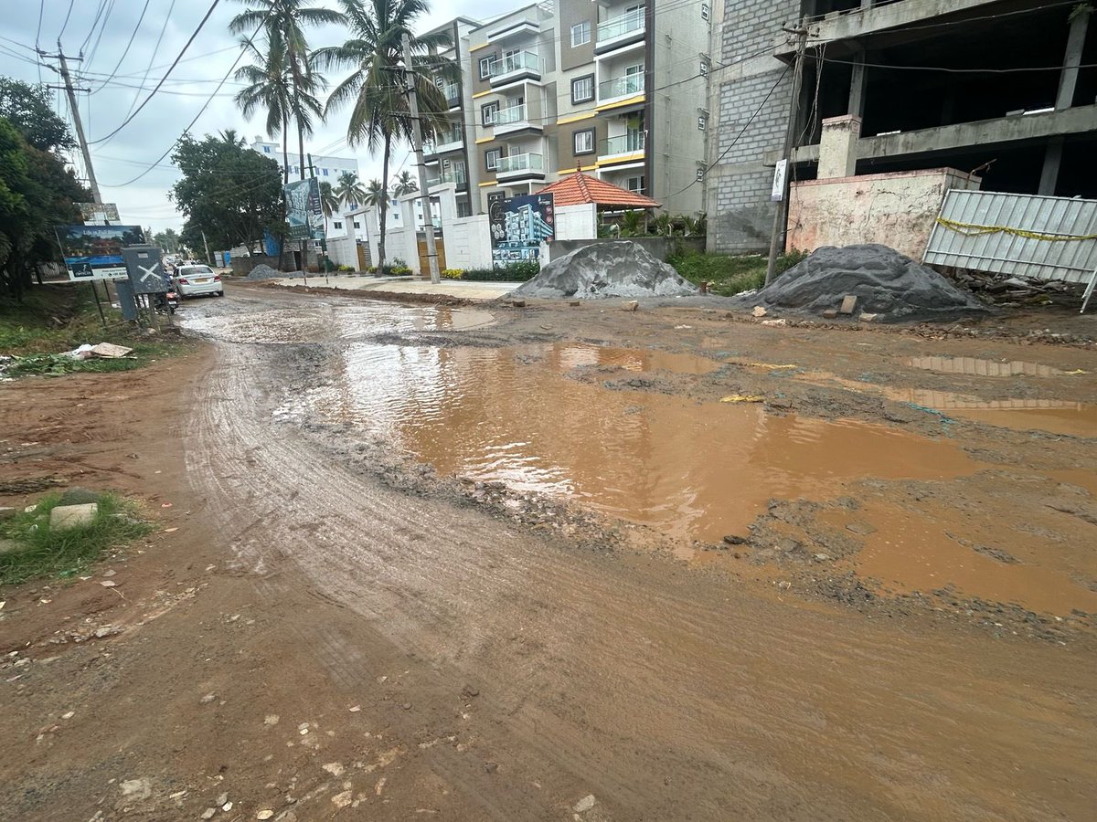LKBHARDWAJ's tweet photo. @CMofKarnataka @BangaloreMirror @bangalore @TOIBengaluru @DrCNManjunath @BJP4Karnataka @BJP4India @INCKarnataka @INCIndia 

This is the condition of Road in Bangalore where more than 1000 houses are paying property tax on time and many posh society is located. Location in comment https://t.co/FjJHyUm5DD