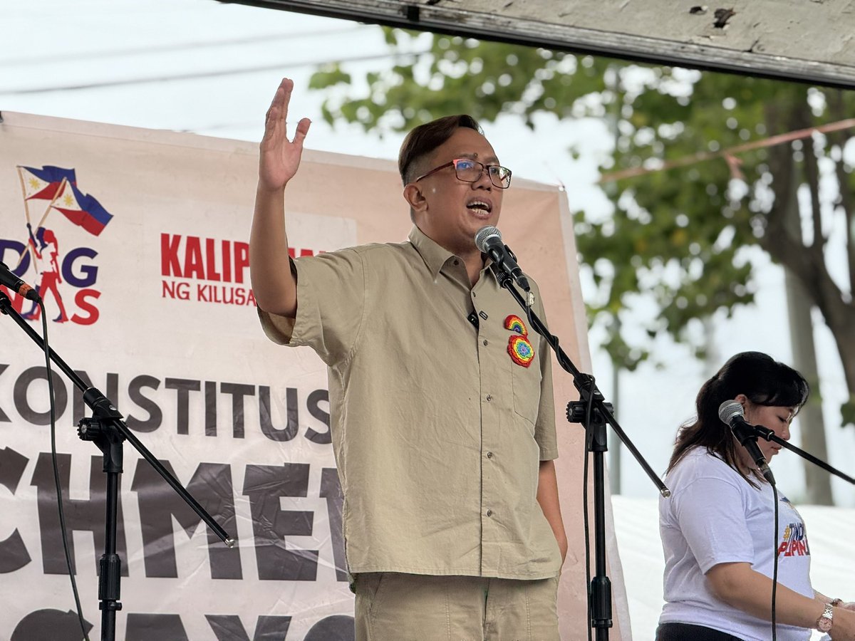 Ang baho dito sa senado. Amoy bulok na prinsipyo. Partida nasa gate pa lang kami 🤮