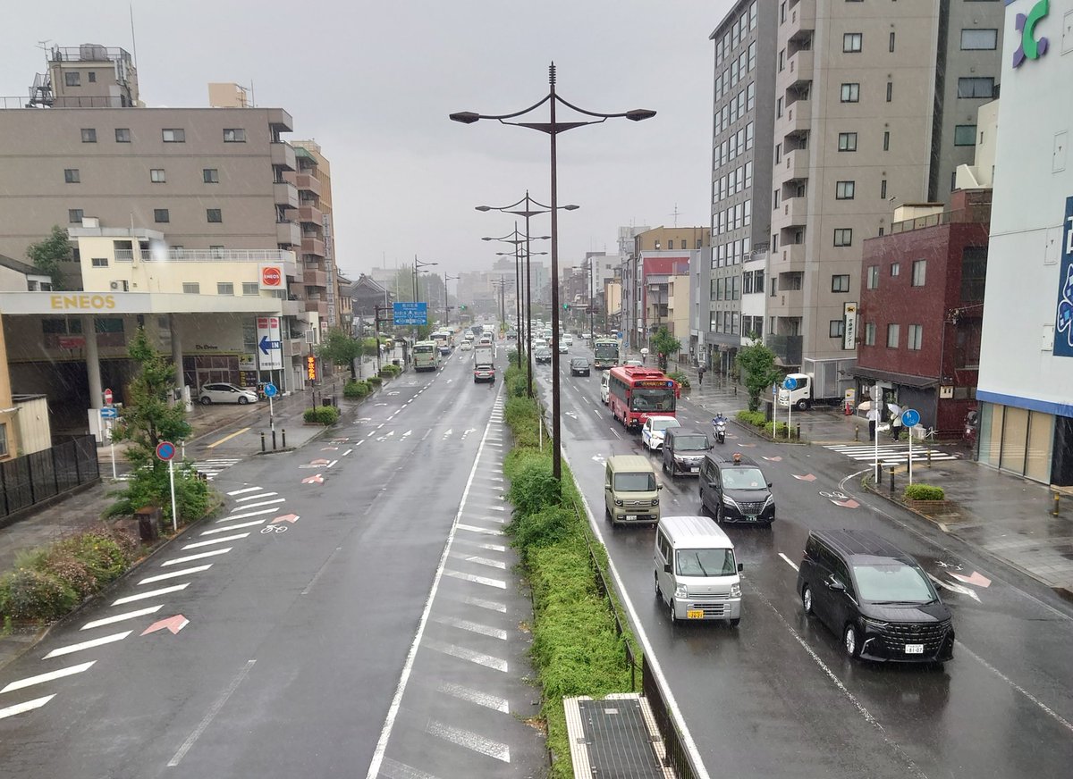 雨の日は嫌いです……。
見通しが悪い。