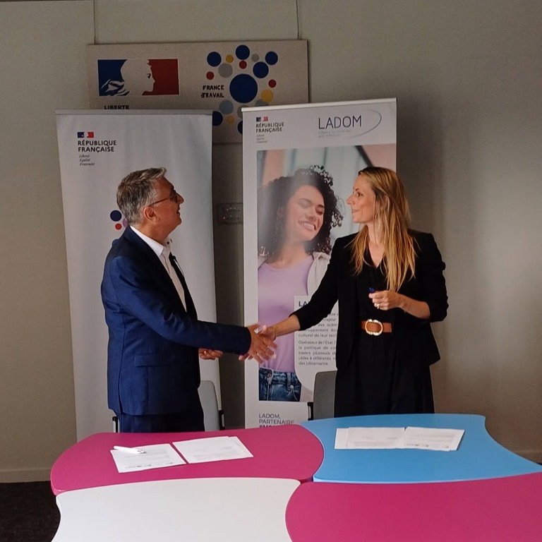 LadomOfficiel's tweet image. 🤝Le 10/06, signature de la convention régionale Auvergne-Rhône-Alpes entre #LADOM &amp;amp; @FranceTravail : un partenariat renouvelé en faveur de l’insertion des Ultramarins. 
Avec @jadorliat, Dir régional adjoint de #FranceTravail AURA &amp;amp; Julia Rivière, Dir territoriale AURA LADOM.