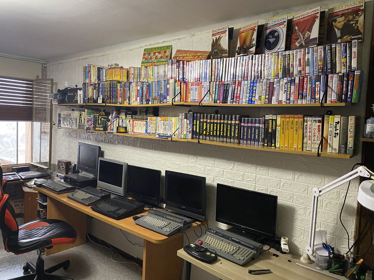 themsxlovers's tweet image. Decirle a la IA que transforme nuestro estudio MSX en algo más “llamativo” y aparece esta bazofia, se ha cargado los turbo R, los telarium,los sony .. Y todo lo bueno lo ha convertido en la habitación de “Alicia en el país de las maravillas “ que pena :.🤣🤣🤣