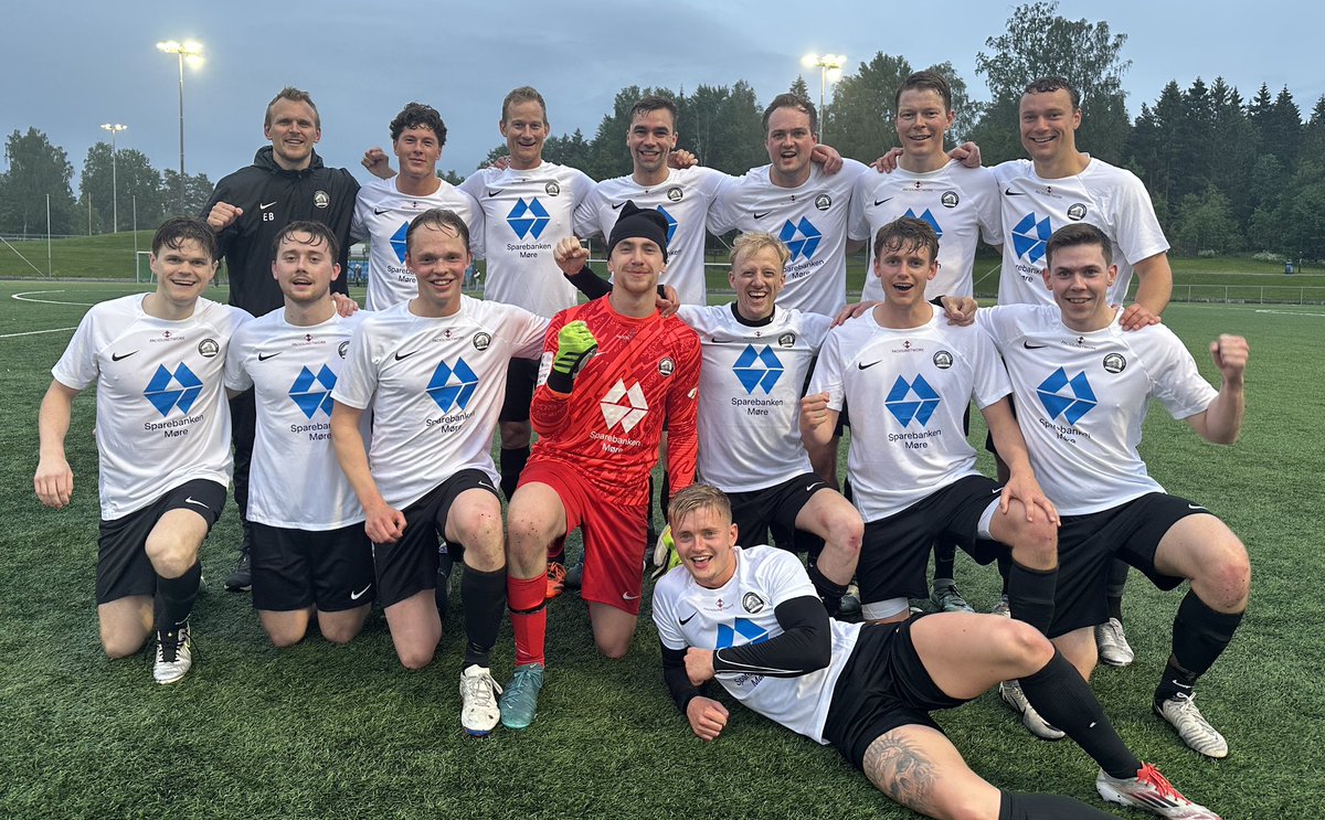 LOKET 2 MED SÆRS VIKTIG SIGER BORTE MOT BØLER

Loket 2 snudde 0-1 til pause mot Bøler til 2-1 siger etter to scoringar av Kasper Hoftvedt, den siste ein regelrett vinkelsusar frå 20 meters hald. Tre viktige poeng i kampen om fornya kontrakt i 4. divisjon.