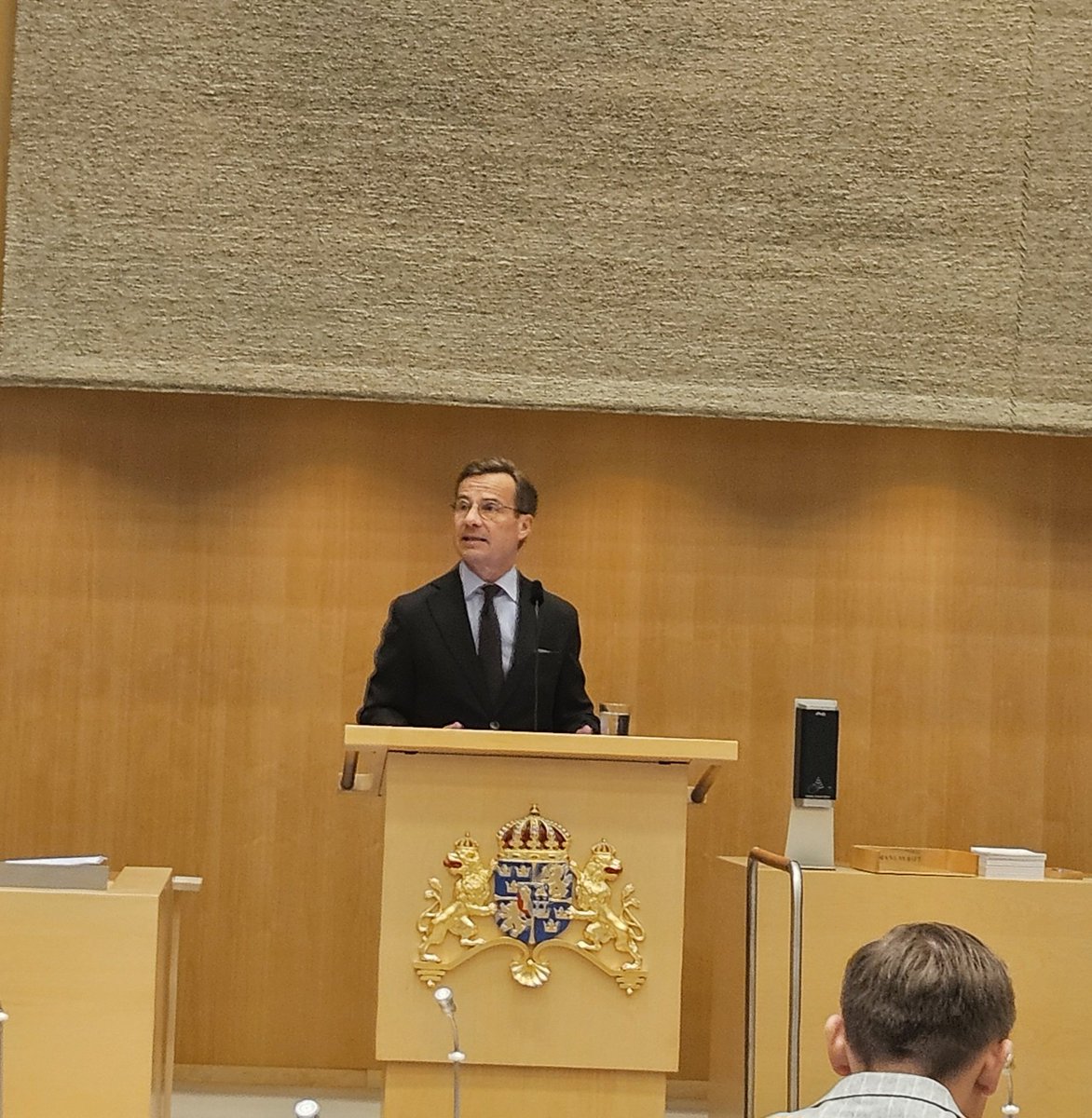 Dags för partiledardebatt. Statsminister <a href="/SwedishPM/">Ulf Kristersson</a> leder #Sverige från fattigare och farligare till rikare och tryggare, för en bättre morgondag! #Moderaterna #riksdagsledamot #pldebatt