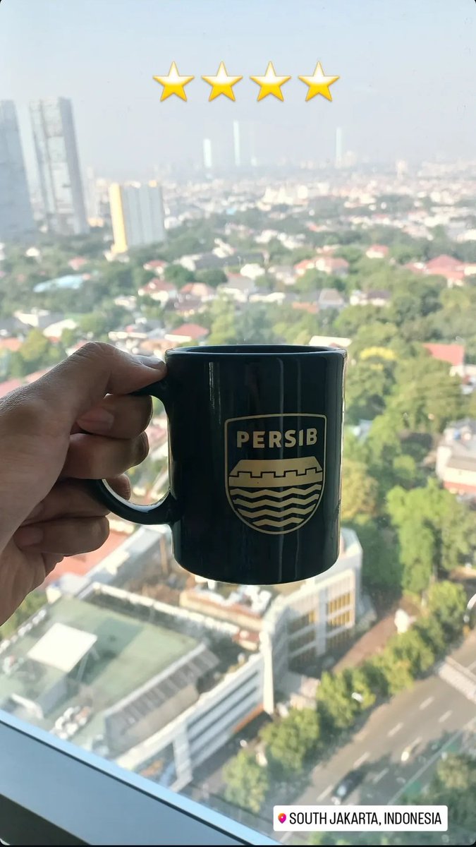 primaaadi's tweet photo. @rememberpersib Kudu Legeg ngopi di kantor ... 👀 https://t.co/CWp2lrgGQS