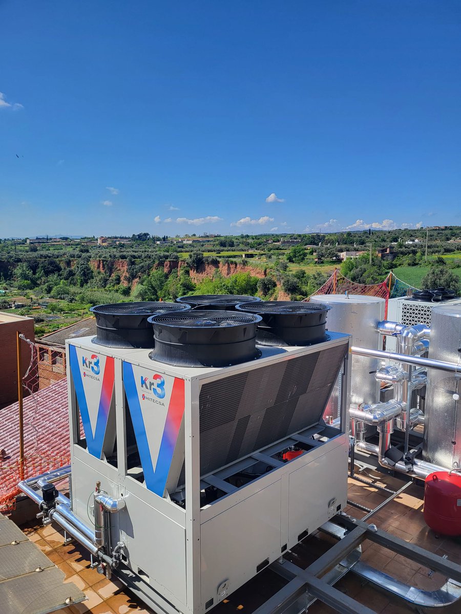 hitecsa's tweet photo. 🔵 Nueva referencia en Barcelona.

Instalamos una Bomba de Calor Aire-Agua Kr3B de 140 kW en un hotel de la ciudad.

- Alta eficiencia
- Tecnología sostenible
- Confort constante

Ideal para grandes espacios que exigen rendimiento, fiabilidad y confort constante.

#Hitecsa #Baxi https://t.co/eKjVrllDOd