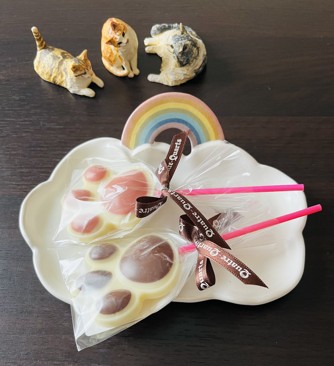 hisamuramakoto's tweet photo. 可愛いおててをペロる。
今日は頑張って歯医者さんに行ったから自分にご褒美🐱

 #ミネオクラフト
#はしもとみお #猫の彫刻 https://t.co/rdGSJQKBW1