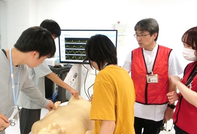 2025年6月７日(土)、未来の博士育成ラボラトリーと医学部スキルスシミュレーションセンターが初めて共同で医療体験学習を開催し、中学生が参加しました。聴診、腹部エコー、AEDなどを体験し、医療従事者の仕事について学びました。
omu.ac.jp/orp/mirai/info…