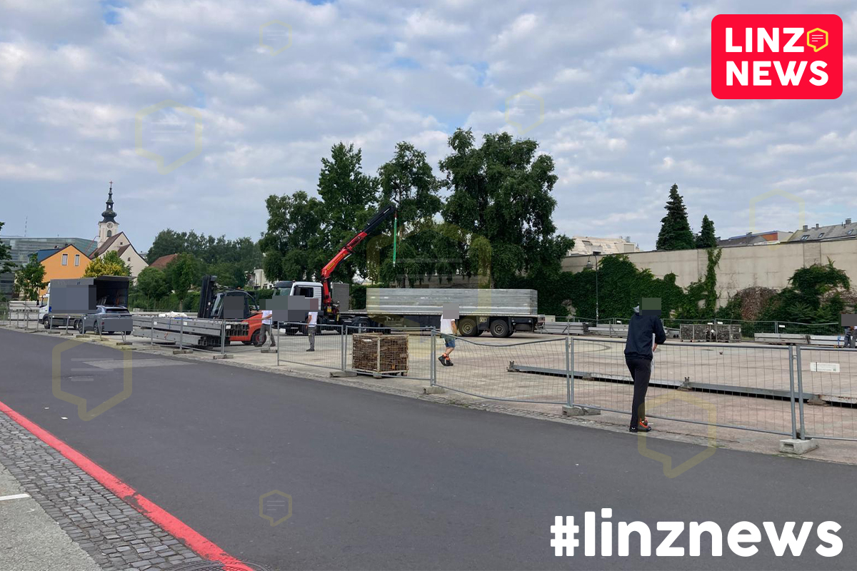 linzdotnews's tweet image. 😮 Aufbaustart für Konzerte
👷‍♀️ Am Jahrmarktgelände laufen seit gestern die Arbeiten für das 3-tägige Musikevent Ende des Monats.
👉 Bis zum 5 Juli wird das Gelände nun für diesen Event bespielt, inklusive zahlreicher Beeinträchtigungen für Stadtbewohner.
#aufbau #konzert #linz