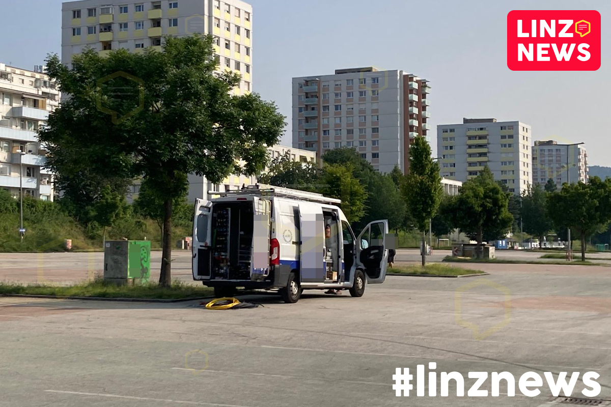 linzdotnews's tweet image. 😮 Aufbaustart für Konzerte
👷‍♀️ Am Jahrmarktgelände laufen seit gestern die Arbeiten für das 3-tägige Musikevent Ende des Monats.
👉 Bis zum 5 Juli wird das Gelände nun für diesen Event bespielt, inklusive zahlreicher Beeinträchtigungen für Stadtbewohner.
#aufbau #konzert #linz