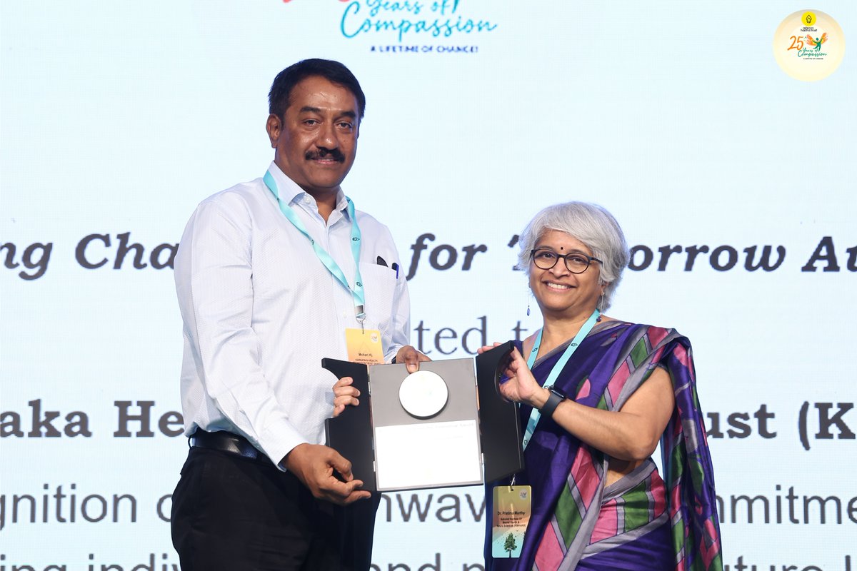 As part of our 25th Anniversary celebration, Ashraya Hastha Trust proudly presented the Building Champions for Tomorrow Award to Karnataka Health Promotion Trust (<a href="/khpt4change/">KHPT</a> ).
The award was presented by Dr. Pratima Murty, Director of NIMHANS, to Mr. Mohan H. L., CEO of KHPT.