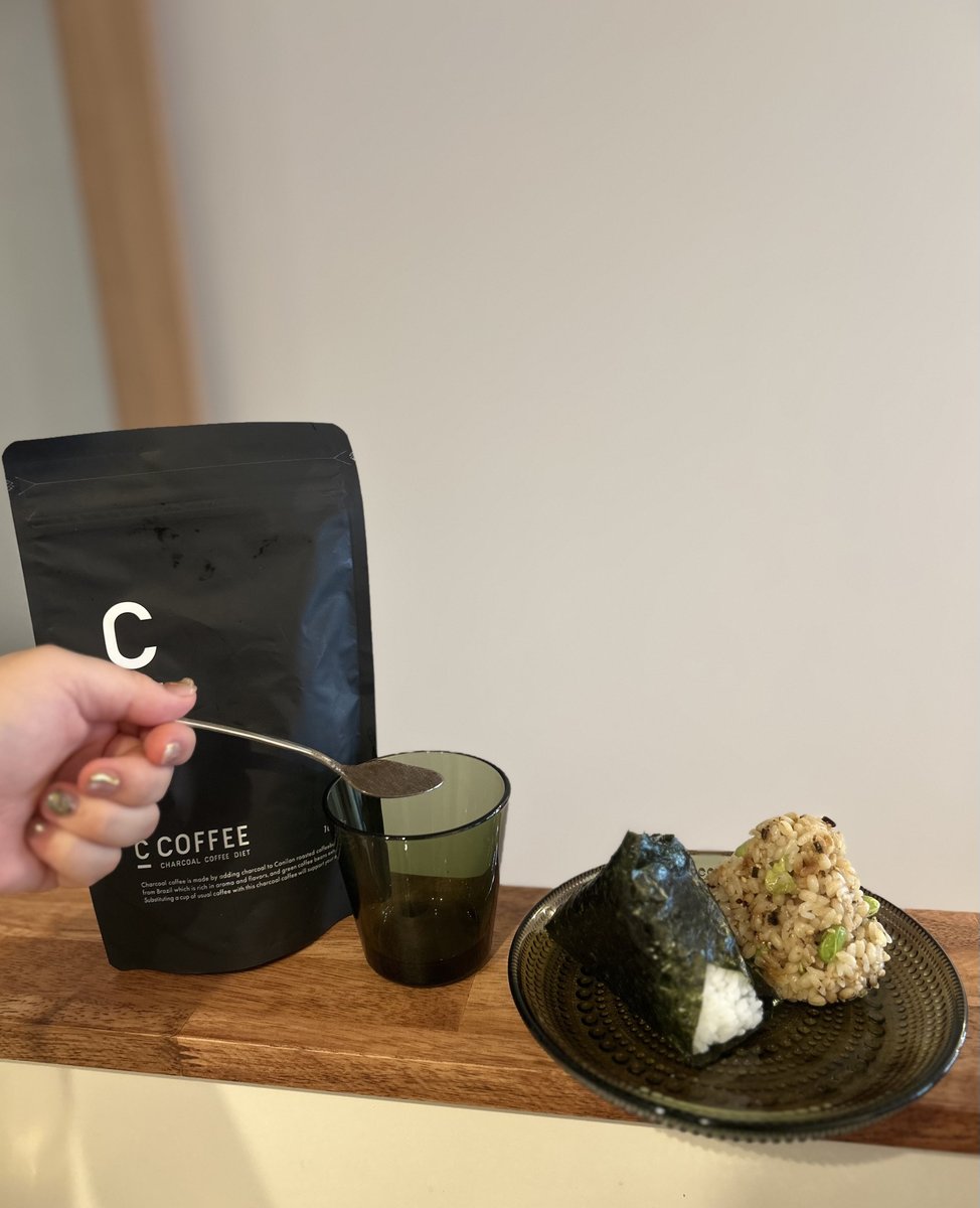 C_COFFEE_DIET's tweet photo. 今日は #おにぎりの日 🍙なんだとか！

私はお昼時は必ずなんでも
#CCOFFEE で🍙の時もコーヒー派です。
みなさんもお昼のお供は コーヒー派ですか？

　　🍙　☕
＼アリ？ナシ？／

`／■＼　／■＼
( ･∀･∩(･∀･∩)
(つ　 ノ(つ　 丿
ヽ　( ノ (　 ノ
(＿)し" し(＿)　)))) https://t.co/21S36MQcUP