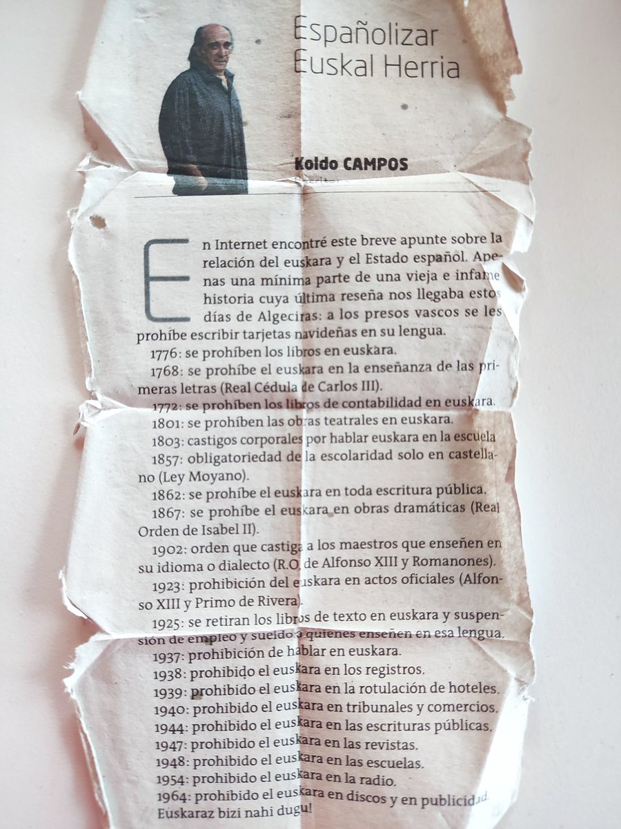Mi padre nació en el 51, aunque su padre era euskaldun tuvo que aprender el euskera a los 20 en unas clases clandestinas porque en la vida publica estaban obligados a hablar castellano y en la escuela los inflaban a ostias si lo hablaban. Llevaba esto en la cartera cuando murio.
