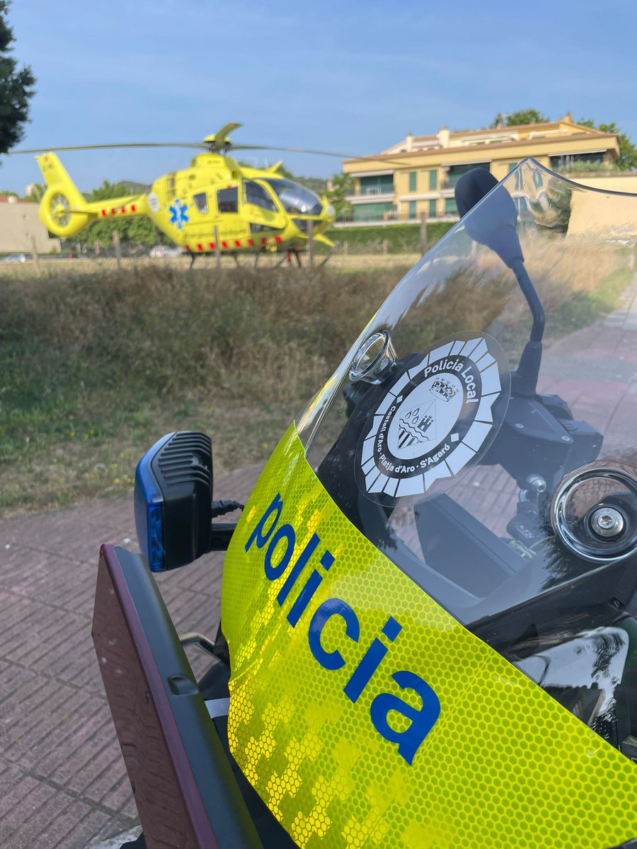Platja d'Aro Policia (@platjaropolicia) on Twitter photo Col·laborem amb <a href="/semgencat/">SEM. Generalitat</a> per a facilitar l'aterratge de l'helicòpter i l'atenció a una persona amb aturada cardiorespiratòria. Un cop estabilitzada, ha estat traslladada a l'Hospital Josep Trueta de Girona.
#apropteu Col·laborem amb <a href="/semgencat/">SEM. Generalitat</a> per a facilitar l'aterratge de l'helicòpter i l'atenció a una persona amb aturada cardiorespiratòria. Un cop estabilitzada, ha estat traslladada a l'Hospital Josep Trueta de Girona.
#apropteu
