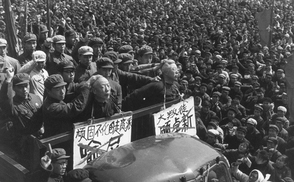 kimkyochon's tweet image. 문화대혁명 당시 홍위병들이 주로 하던 짓이 마오쩌둥과 공산당 정권에 비판의 목소리 내던 지식인들 잡아다 목에 팻말 채우고 우스꽝스러운 고깔모자 씌워 광장으로 끌고나와 대중들앞에서 "자아비판" 강요.
지금 개딸들 하는 짓이 딱 중국 홍위병들 하던 짓이고, 결국 홍진경은 "자아비판" 당한...