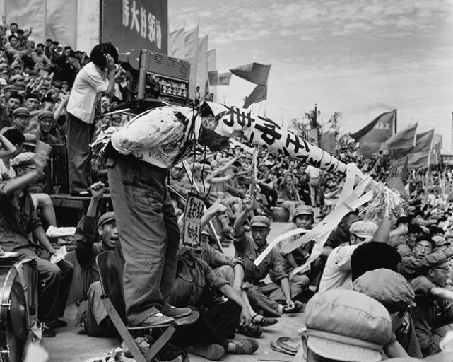 kimkyochon's tweet image. 문화대혁명 당시 홍위병들이 주로 하던 짓이 마오쩌둥과 공산당 정권에 비판의 목소리 내던 지식인들 잡아다 목에 팻말 채우고 우스꽝스러운 고깔모자 씌워 광장으로 끌고나와 대중들앞에서 "자아비판" 강요.
지금 개딸들 하는 짓이 딱 중국 홍위병들 하던 짓이고, 결국 홍진경은 "자아비판" 당한...