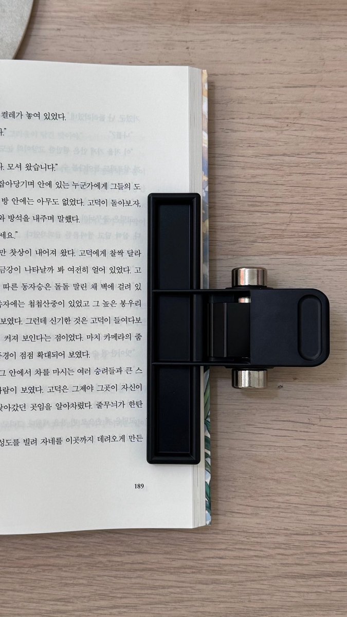 mors_solaa_'s tweet photo. 이 게시물 올리고 북스토퍼 판매량이 늘었다면서 사장님께서 직접! 연락 주셔서 제품 보내주신다고 해서 염치 불고하고 오늘 받았거든요 ,, 🥹
북클립 여러개랑 미도리 노트 등 엄청 보내주셨어요 . . . 갑자기 곳간이 풍성해진 김시소 그래서 토모에 제품은 아니지만 이 북클럽 훨씬 짱짱해요 미친 안정감 ••

사장님께서 너무 많이 보내주셔서 ��는 #rt이벤트 검은색 북클립 하나 하얀색 북클립 하나 보내드릴게요!!!!