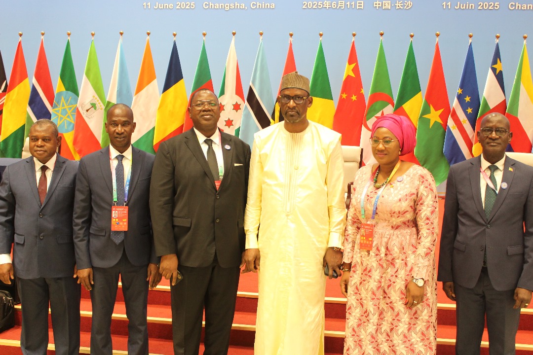 A l’invitation du Gouvernement de la République Populaire de Chine, Son Excellence Monsieur Abdoulaye DIOP, Ministre des Affaires étrangères et de la Coopération internationale à la tête de la délégation malienne, comprenant madame l’Ambassadeur Fatou Binta DIOP, Conseillère
