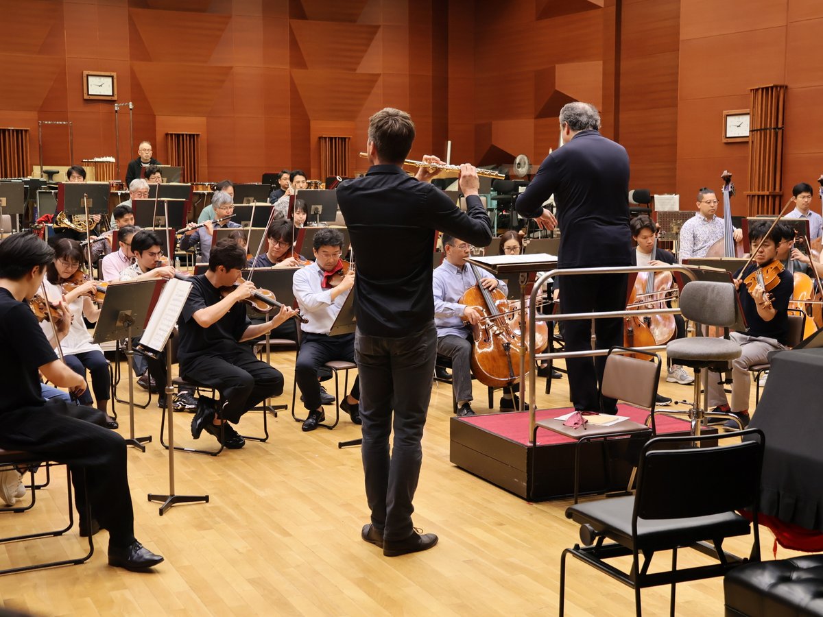 NHKSO_Tokyo's tweet photo. #N響 6月定期公演 Bプログラム
6月12日(木)・13日(金) #サントリーホール
#nhkso #JuanjoMena #KarlHeinzSchütz #Bruckner #Ibert
6月定期Bプログラム、リハーサル2日目🎶
#フアンホ・メナ のタクトのもと、#ブルックナー《交響曲第6番》がじっくりと熟成されていきます。荘厳さとロマンに満ちた響きが練習場に広がっています🎶
#イベール《フルート協奏曲》では、#カール・ハインツ・シュッツ の妙技が光り、この作品の魅力を存分に引き出しています🎶
明日・明後日の本番にぜひご期待ください✨