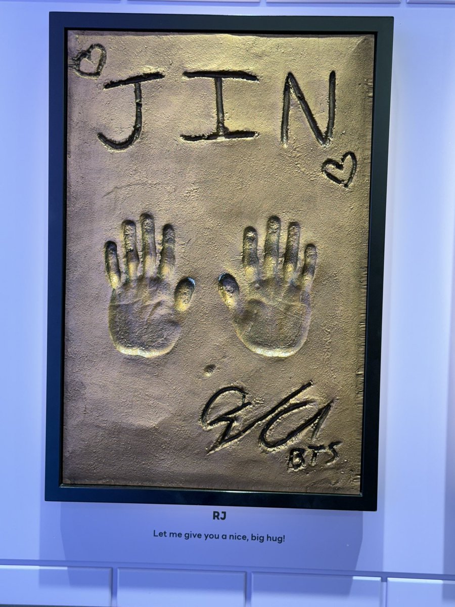 ScottishLass42's tweet photo. Day3 #ScottishLass42InSeoul

#BTS #LineStore

#Myeongdong #Seoul

My hand is so small 😭 https://t.co/JiPBF04BEZ