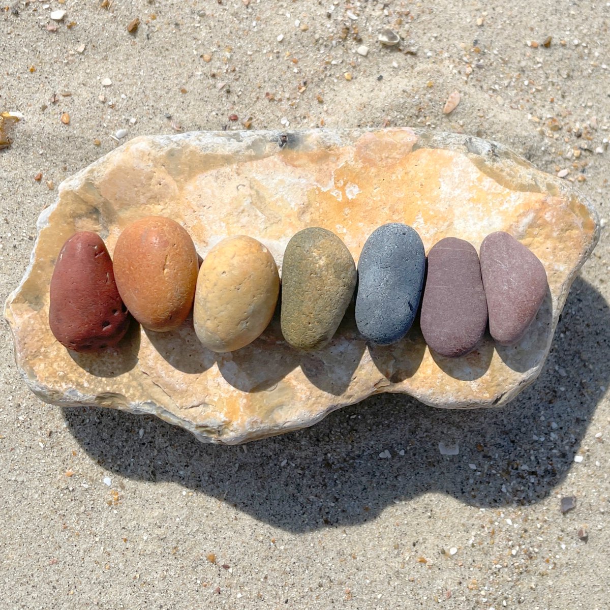 RawlinsonJulia's tweet photo. ๐๐ Pebble rainbows - my happy place, where Fletcher and the Rockpool meets Fletcher and the Rainbow ๐๐
#FletchersFourSeasons #FletcherAndTheRockpool #FletcherAndTheRainbow #NatureRainbow #NatureArt #PebbleRainbow #PebbleArt #Beachcomber #Beachcombing #PaghamBeach https://t.co/LA2GUgCwEp
