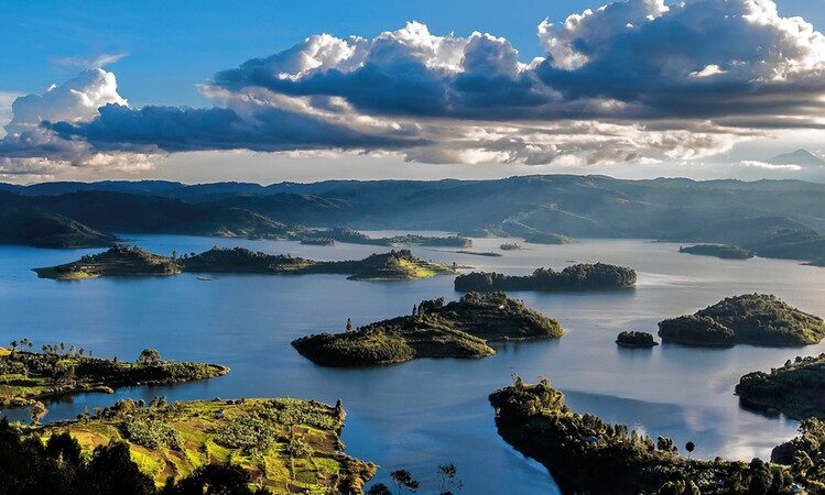 nyanasafaris's tweet image. 🏔️ Lake Bunyonyi – 29 Islands of Pure Calm
Float above the clouds at Lake Bunyonyi, Uganda’s highest and most scenic lake.
🛶 Glide between emerald islands, hike misty hills, and wake up to bird calls echoing across the water.
📍 No hippos. No crocs. Just peace.
✨ Ideal for…