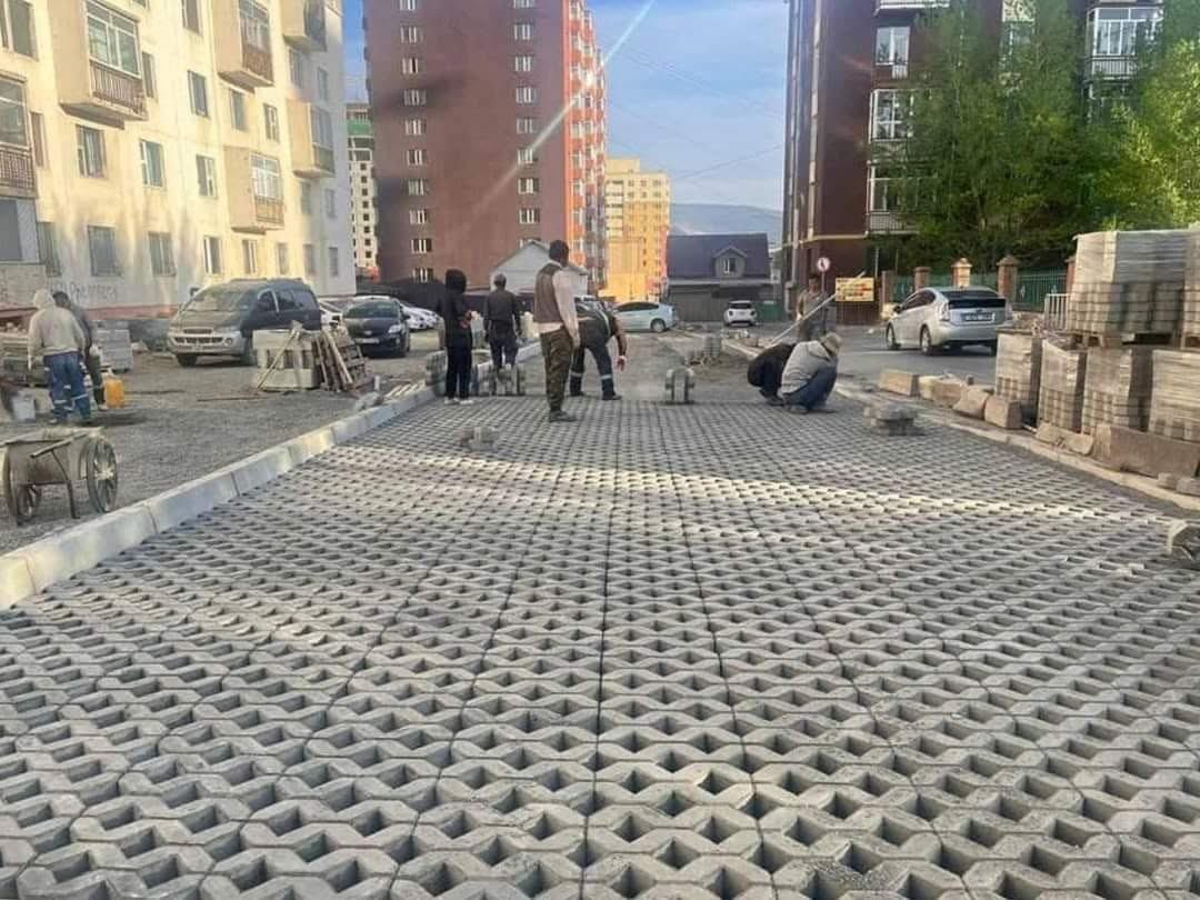 Иргэний пост: Энэ чинь зориулалт нь хөрсний гулгалтаас сэргийлсэн, налуу гадаргуу дээр тавих хийц шүү дээ. Голдоо том нүхтэй байдаг нь тэр зайгаараа өвс ургамал, мод бут ургах зориулалттай. Энэ бол явган хүний замын зориулалттай хийц биш! <a href="/KhNyambaatar/">Х.Нямбаатар</a>