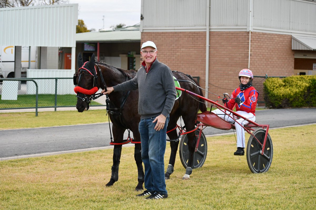BETTOR ISOLATE (Amy Day/Matt Craven) shows his class to lead throughout in the CARBINE CHEMICALS PACE to wrap up HORSHAM INDUSTRY PARTICIPANTS APPRECIATION DAY.