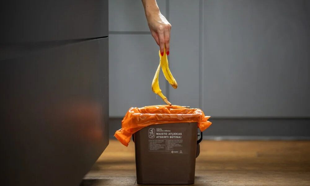 🇱🇹Vilnius is fighting food waste!  The 2025 #EUGreenCapital began distributing orange trash bags for food waste over a year ago. 

Since then, the city has collected 2.8 thousand tonnes of food waste.  

👉Learn more about the process here: kont.ly/806b867e  

#Vilnius