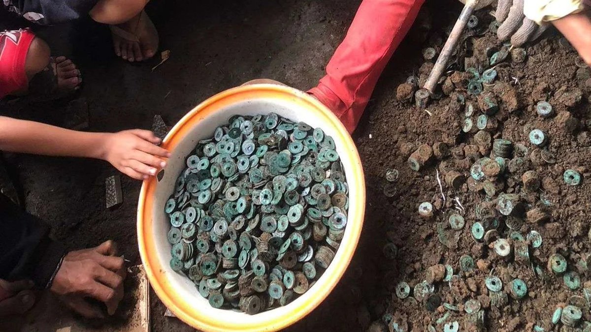 Nono_Hartanto12's tweet photo. Sebuah penemuan tak terduga menghebohkan warga Desa Andonosari -Jawa Timur. Seorang petani bernama Kariyo, mendadak jadi sorotan setelah menemukan ribuan koin kuno saat tengah menggarap ladangnya. 
Dari bentuknya, koin-koin tersebut diduga merupakan mata uang kuno dari China. https://t.co/7mrRcbiVXZ