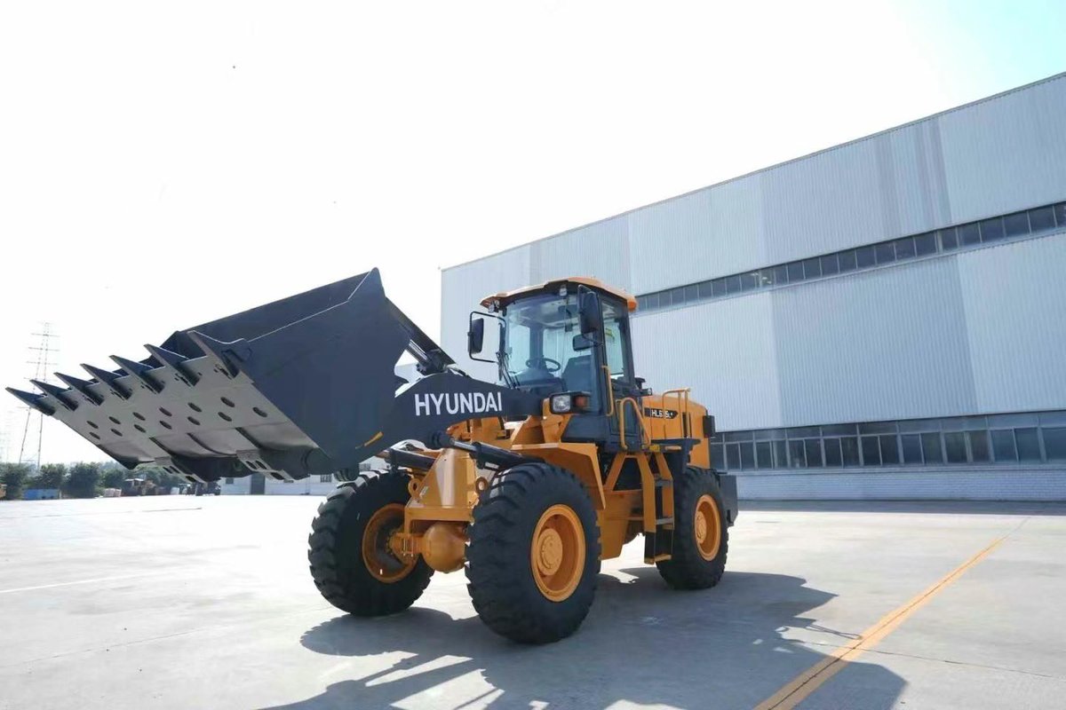 oolo_1023's tweet photo. 🔧 Upgrade your fleet with the latest HYUNDAI HL665L+ Wheel Loader!

✅ Total Weight: 17.7 tons
✅ Standard Bucket Capacity: 3.0m³
#machinery #Algerian #minging #wheelloader https://t.co/TsuFWq71dU