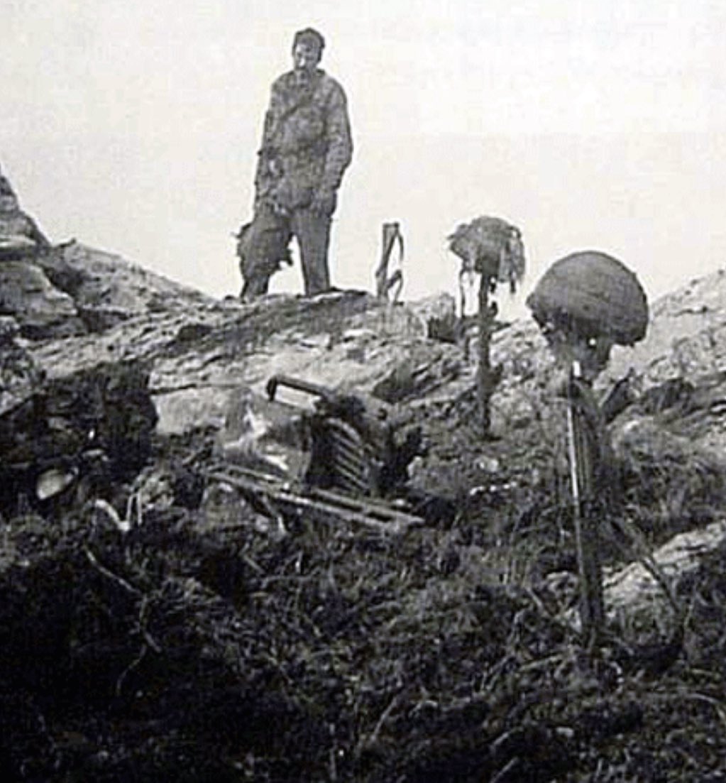 TheParachuteReg's tweet image. 🪖 June 11–12, 1982 | Battle of Mount Longdon 🇬🇧
On this night, 3 PARA launched a fierce assault in the Falklands, securing a pivotal victory at heavy cost. Bravery, grit, and sacrifice defined every inch of Mount Longdon.
Ready for anything 🆎
@BritishArmy
#Paratrooper