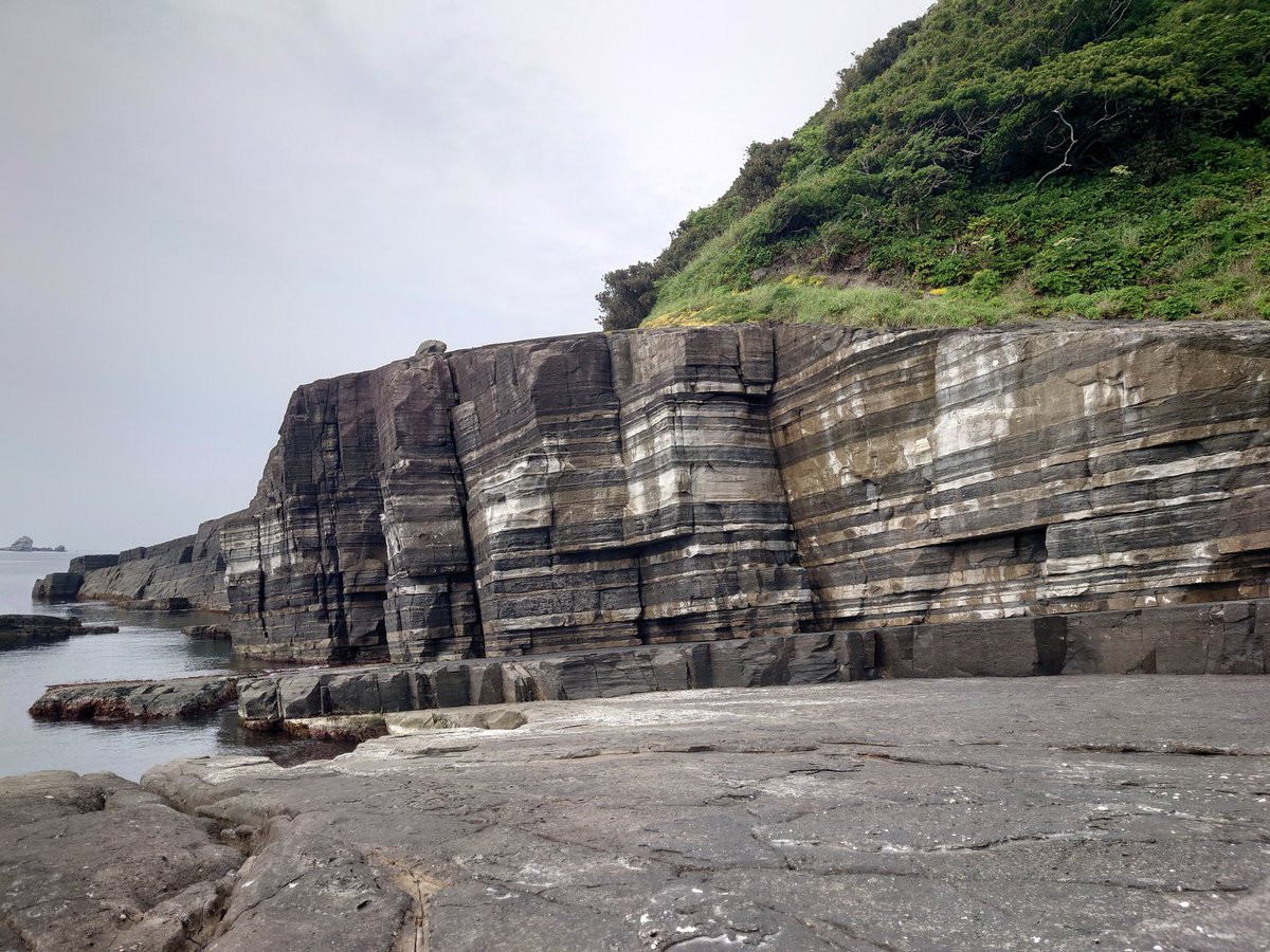 山口の旅最終日は青海島一周の遊覧船に乗り、海からダイナミックな風景を堪能。
下船後は萩へ移動し、萩八景遊覧船で川と海から萩を観光。さらに萩城跡や城下町、明倫学舎、萩反射炉、恵美須ヶ鼻造船所跡などを見物し、萩観光終了。
空港に向かう途中に須佐ホルンフェルスに立ち寄り、山口の旅終了。