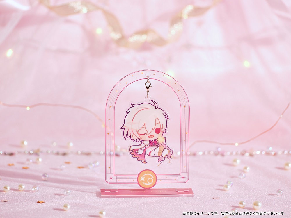 ＼グッズ紹介／
「ゆらゆらアクリルスタンド　九条天 B」 ￥1,700(税込)

ととまめ先生による2025年誕生日衣装の描き下ろしを使用した、揺れるアクリルスタンド。
ラメ入り仕様の描き下ろしパーツは、アーチ型の台座から取り外し可能です。

#アイナナ