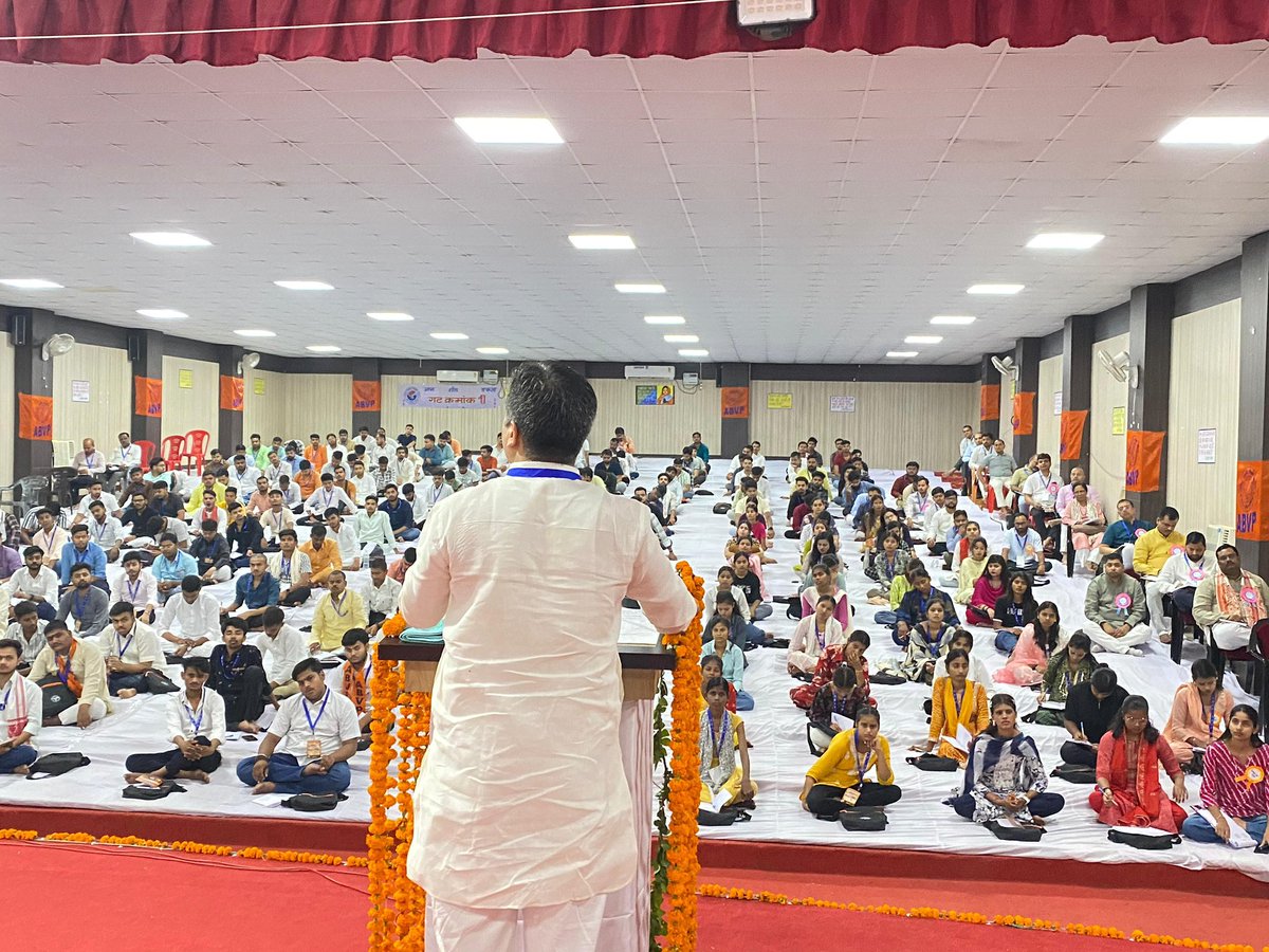 abvpforkanpur's tweet photo. प्रदेश अभ्यास वर्ग" के भाषण सत्र (क्रमांक 6)कार्यकर्ता विकास एवं व्यवहार विषय पर राष्ट्रीय संगठन मंत्री श्री आशीष चौहान  "कार्यकर्ताओं का मार्गदर्शन करते हुए। https://t.co/s66ToRIc2N