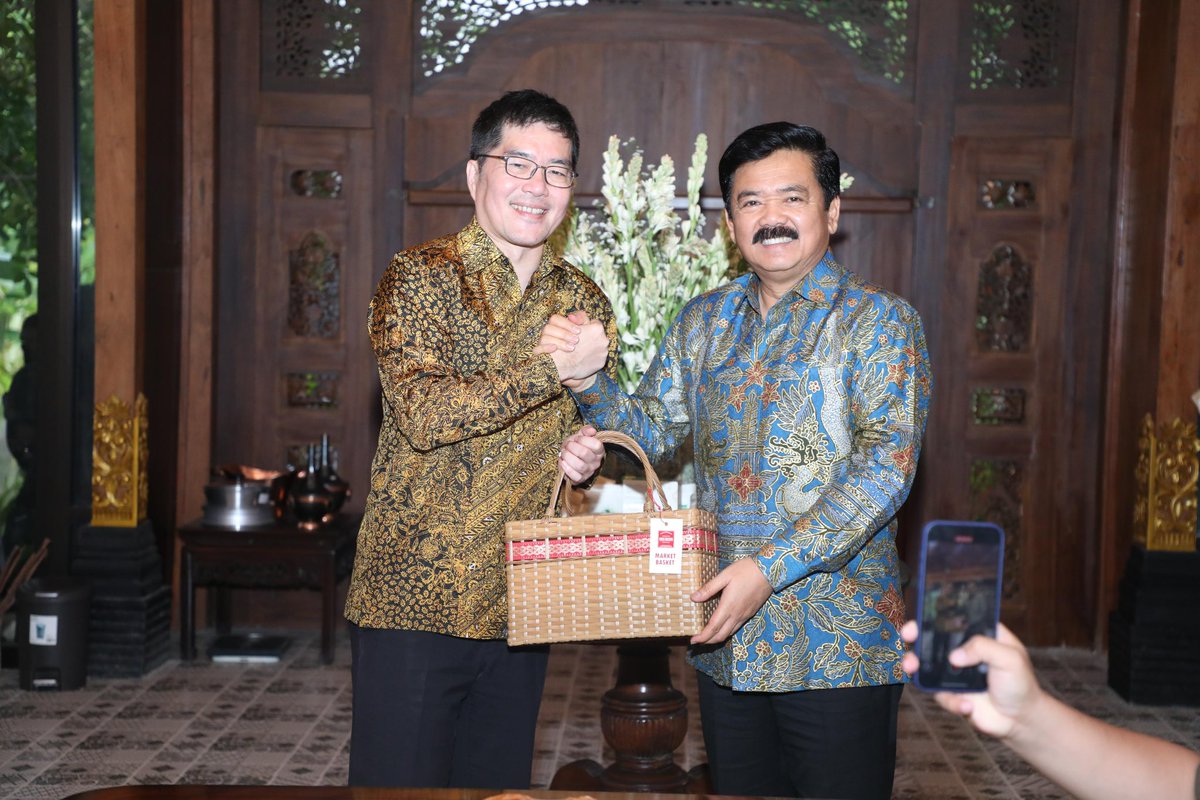 Saya menerima kunjungan sahabat lama saya Lieutenant General ( Ret ) Melvyn Ong Su Kiat yang dulu menjabat sebagai Panglima Angkatan Pertahanan Singapura (2018 - 2023).

Kami selalu menjaga hubungan baik, bahkan hingga saat saya purna tugas dan selalu berkomunikasi &amp; silaturahmi.