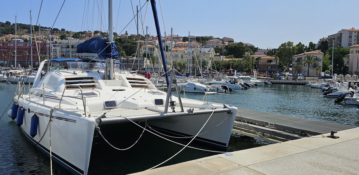 multihullmgr's tweet image. Leopard catamaran moored in the picturesque port of Banyuls-sur-Mer, nestled between the sea and the mountains 

#LeopardCatamarans #CatamaranLife #Multihull #BanyulsSurMer #BanyulsHarbor #SailingFrance #CoteVermeille #MediterraneanVibes #BoatLovers #CatamaranCruising #multihull