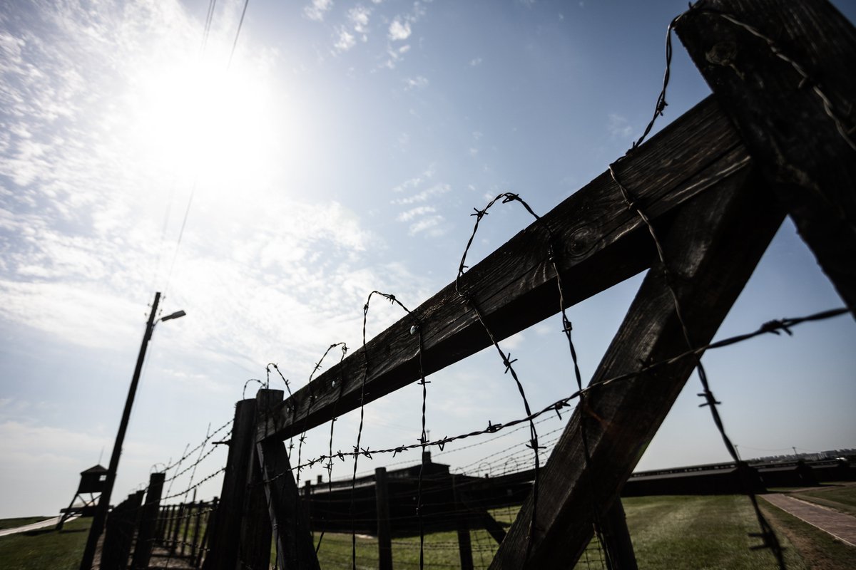 14.07.1942|Over 80 Soviet POWs escaped from #Majdanek. They breached the sentry system by climbing over the barbed wire fences using a primitive ladder. It was the largest escape in the history of all the German Nazi concentration camps. More details at: tinyurl.com/mvtc5tzj