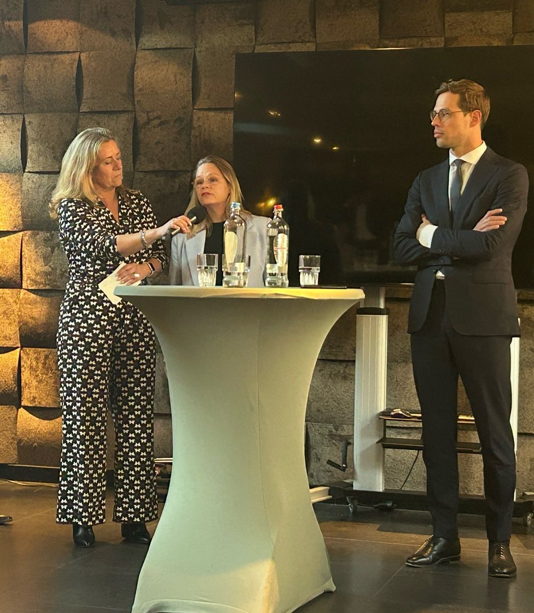 Roel Batelaan (@roelbatelaan) on Twitter photo Gisteren was <a href="/JurgenNobel/">Jurgen Nobel</a> te gast bij <a href="/VVDWestland/">VVD Westland</a> : “het rijk pompt veel geld rond en rechtsongelijkheid door lokale regelingen ligt op de loer. De stap van uitkering naar werk moet altijd lonen. Het is goed dat de <a href="/VVD/">VVD</a> fractie in de Tweede Kamer zich hier scherp naar kijkt.” Gisteren was <a href="/JurgenNobel/">Jurgen Nobel</a> te gast bij <a href="/VVDWestland/">VVD Westland</a> : “het rijk pompt veel geld rond en rechtsongelijkheid door lokale regelingen ligt op de loer. De stap van uitkering naar werk moet altijd lonen. Het is goed dat de <a href="/VVD/">VVD</a> fractie in de Tweede Kamer zich hier scherp naar kijkt.”