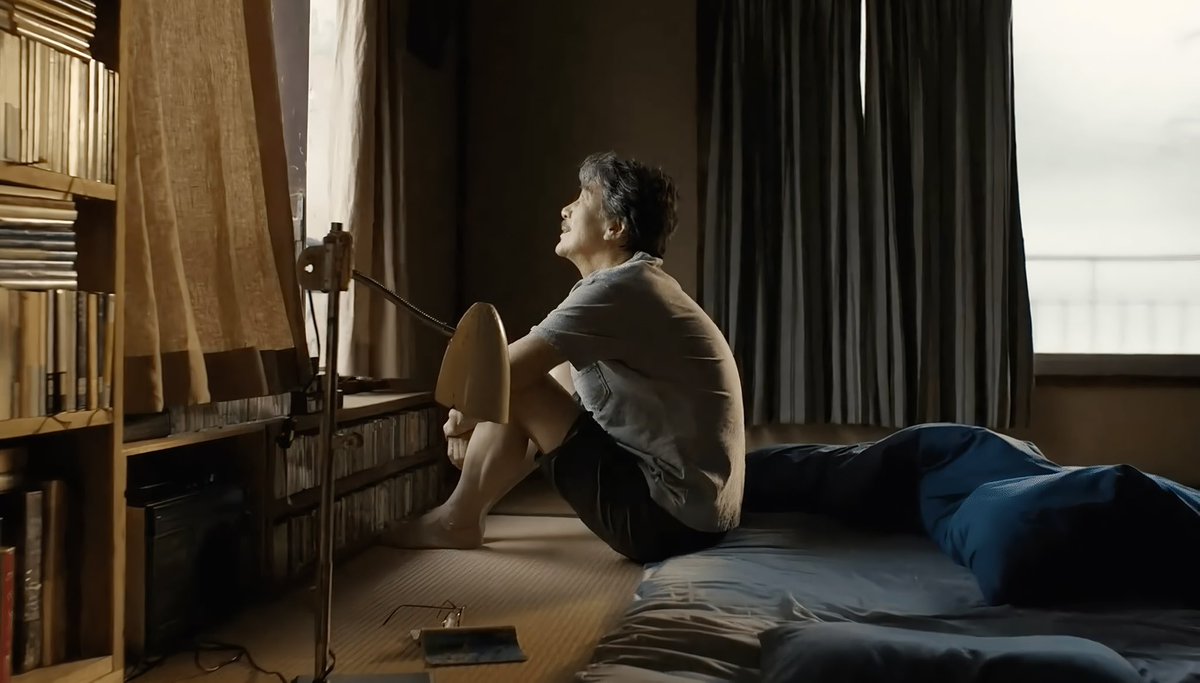 bulbulkiroku's tweet image. Film ini bercerita tentang Hirayama, bapak-bapak yang kerja bersihin toilet umum di Tokyo. Rutinitasnya itu-itu aja: bangun pagi, nyiram tanaman, kerja, dengerin musik kaset, makan, tidur. Sekilas kedengarannya membosankan, tapi justru itu yang bikin film ini terasa damai.