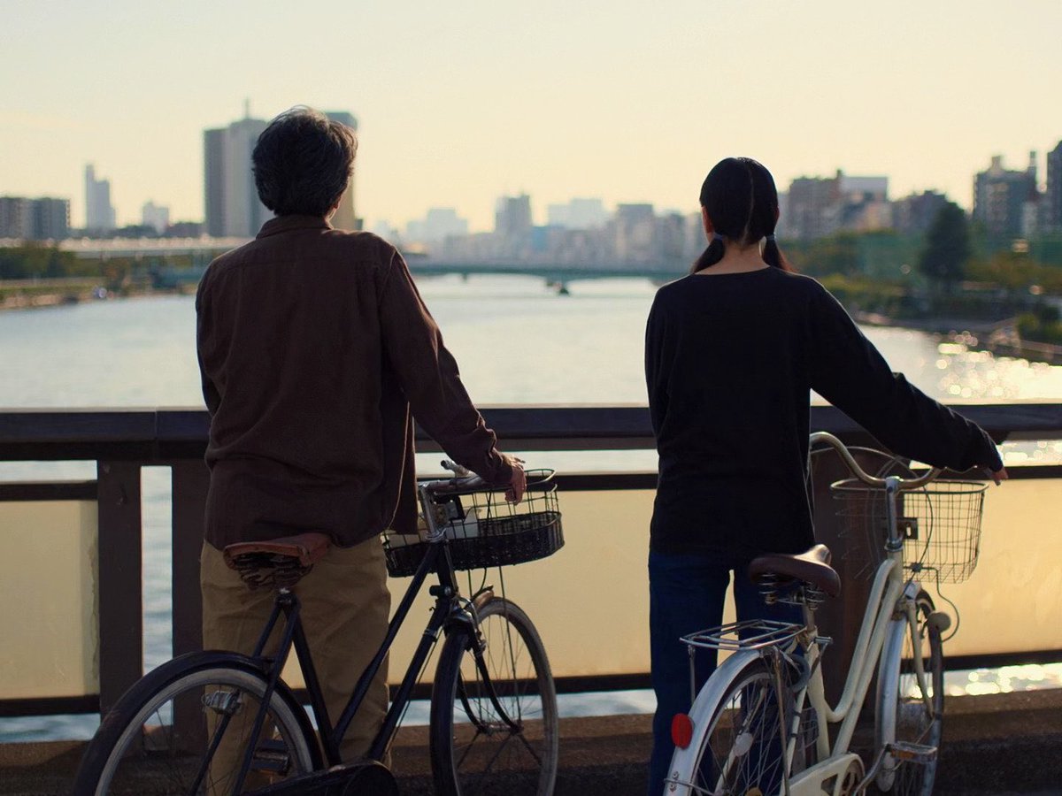 bulbulkiroku's tweet image. Film ini bercerita tentang Hirayama, bapak-bapak yang kerja bersihin toilet umum di Tokyo. Rutinitasnya itu-itu aja: bangun pagi, nyiram tanaman, kerja, dengerin musik kaset, makan, tidur. Sekilas kedengarannya membosankan, tapi justru itu yang bikin film ini terasa damai.