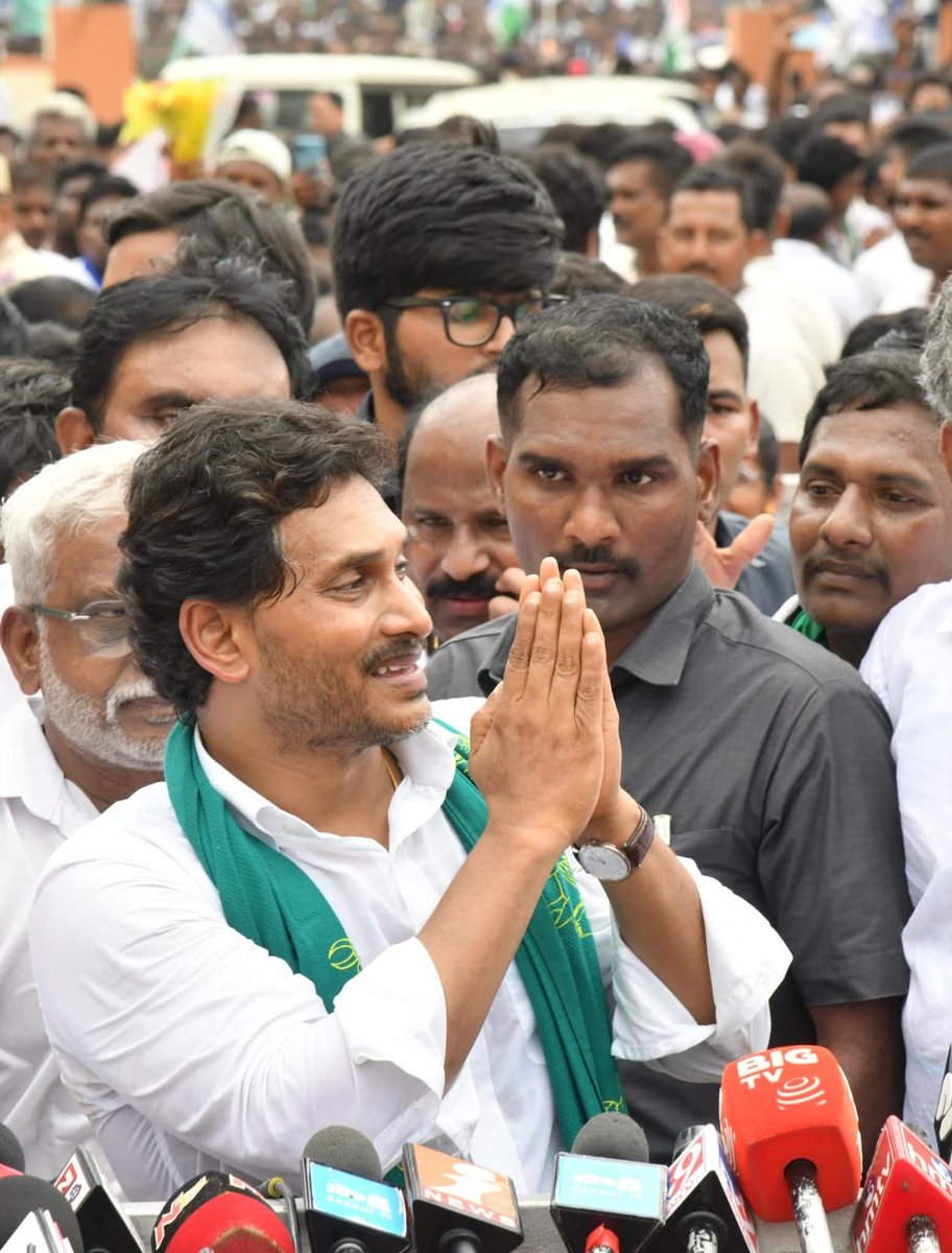 Maddila Gurumoorthy (@gurumysrcp) on Twitter photo కనీస గిట్టుబాటు ధర రాక, సరుకు కొనేవారూ లేక పొగాకు రైతులు పడుతున్న ఇబ్బందులు తెలుసుకున్న మాజీ ముఖ్యమంత్రి శ్రీ <a href="/ysjagan/">YS Jagan Mohan Reddy</a> గారు ప్రకాశం జిల్లా పొదిలిలో పొగాకు బోర్డు సందర్శించి పొగాకు రైతుల సమస్యలను ఆరా తీశారు. పొగాకు రైతులకు కనీస గిట్టుబాటు ధర కల్పించాలని ప్రభుత్వాన్ని డిమాండ్ కనీస గిట్టుబాటు ధర రాక, సరుకు కొనేవారూ లేక పొగాకు రైతులు పడుతున్న ఇబ్బందులు తెలుసుకున్న మాజీ ముఖ్యమంత్రి శ్రీ <a href="/ysjagan/">YS Jagan Mohan Reddy</a> గారు ప్రకాశం జిల్లా పొదిలిలో పొగాకు బోర్డు సందర్శించి పొగాకు రైతుల సమస్యలను ఆరా తీశారు. పొగాకు రైతులకు కనీస గిట్టుబాటు ధర కల్పించాలని ప్రభుత్వాన్ని డిమాండ్