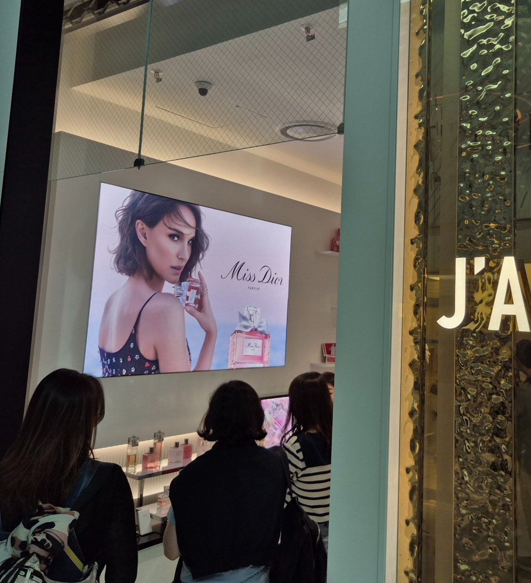 디올 과 에스티 로더. 인천공항 2터미널 면세점에 오니, Miss Dior 포트만 앞에 많은 손님들이~ LVMH(에 물려있는) 주주로서  체크완료.😅 주가 몇년간 80% 폭락한 화장품 No.1 E.Lauder. 새 광고모델은~풍선껌 부는 아이유.🤍
